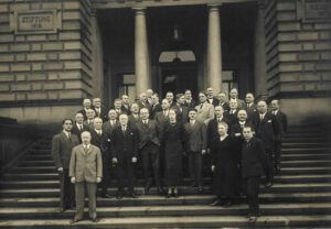 Unbekannter Fotograf, Die Mitarbeiter des Städel anlässlich des dreißigjährigen Dienstjubiläums von Georg Swarzenski (Ausschnitt), 1936, Frankfurt am Main, Städel Archiv