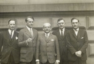 Unbekannter Fotograf, Gruppenfoto v. l. n. r.  Ernstotto Graf zu Solms-Laubach, Alfred Wolters, Georg Swarzenski, Ernst Schilling, Oswald Goetz (Kopie), c. 1929, Frankfurt am Main, Schenkung Renate Osthoff, geb. Goetz, Städel Archiv