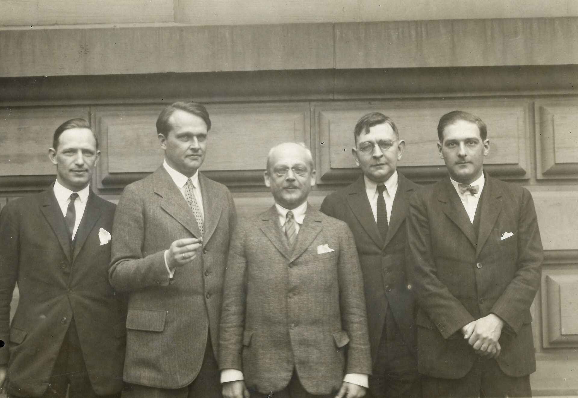 Unbekannter Fotograf, Gruppenfoto v. l. n. r. Ernstotto Graf zu Solms-Laubach, Alfred Wolters, Georg Swarzenski, Ernst Schilling, Oswald Goetz (Kopie), c. 1929, Frankfurt am