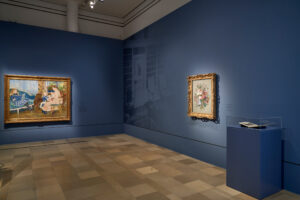 War mal eine Tür – Renoirs Rosenstrauß (hier links an der Wand), 1879, Öl auf Holz, Clark Art Institute, Williamstown, Massachusetts, USA; im Hintergrund eine historische Fotografie der Bibliothek im Château de Wargemont, die die zweite Tür mit einem eng verwandten Gemälde zeigt