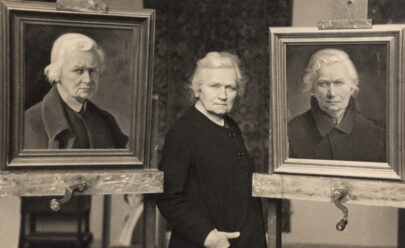 Unbekannter Fotograf, Roederstein zwischen zwei Selbstporträts, 1936