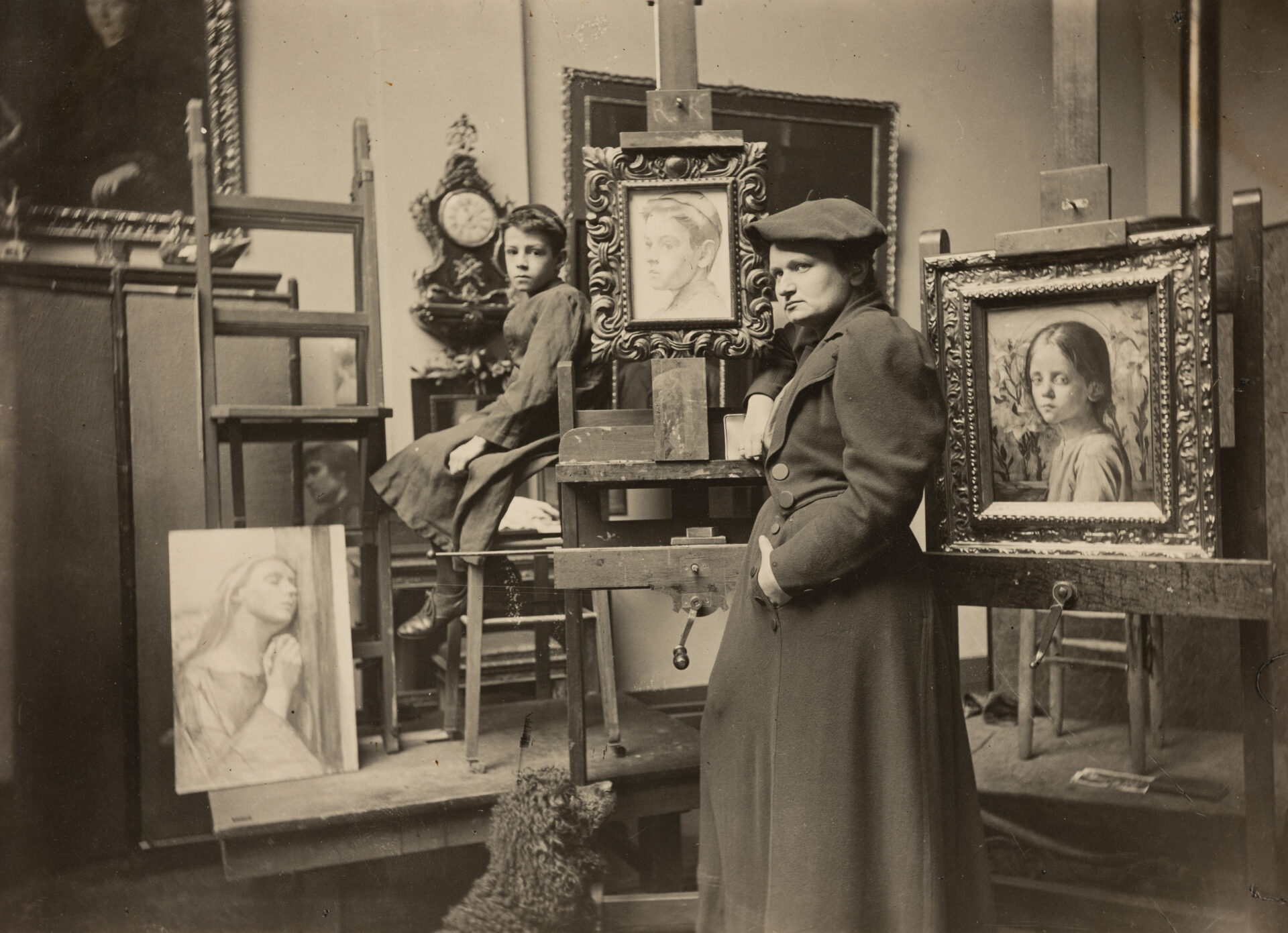Unbekannter Fotograf, Roederstein in ihrem Atelier im Städelschen Kunstinstitut, um 1894