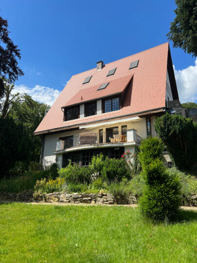 Blick vom Garten auf das Roederstein Haus in Hofheim im Juni 2022 II, Foto Städel Museum