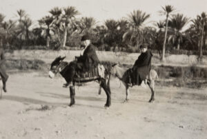 Jeanne Smith (l.) und Ottilie W. Roederstein (r.) auf Eseln reitend bei Gabès, Tunesien, 22. November – 22. Dezember 1913, Fotografie