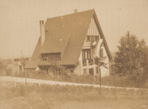 Roedersteins Wohnhaus mit gehisster Schweizer Fahne, Hofheim am Taunus, undatiert, Fotografie