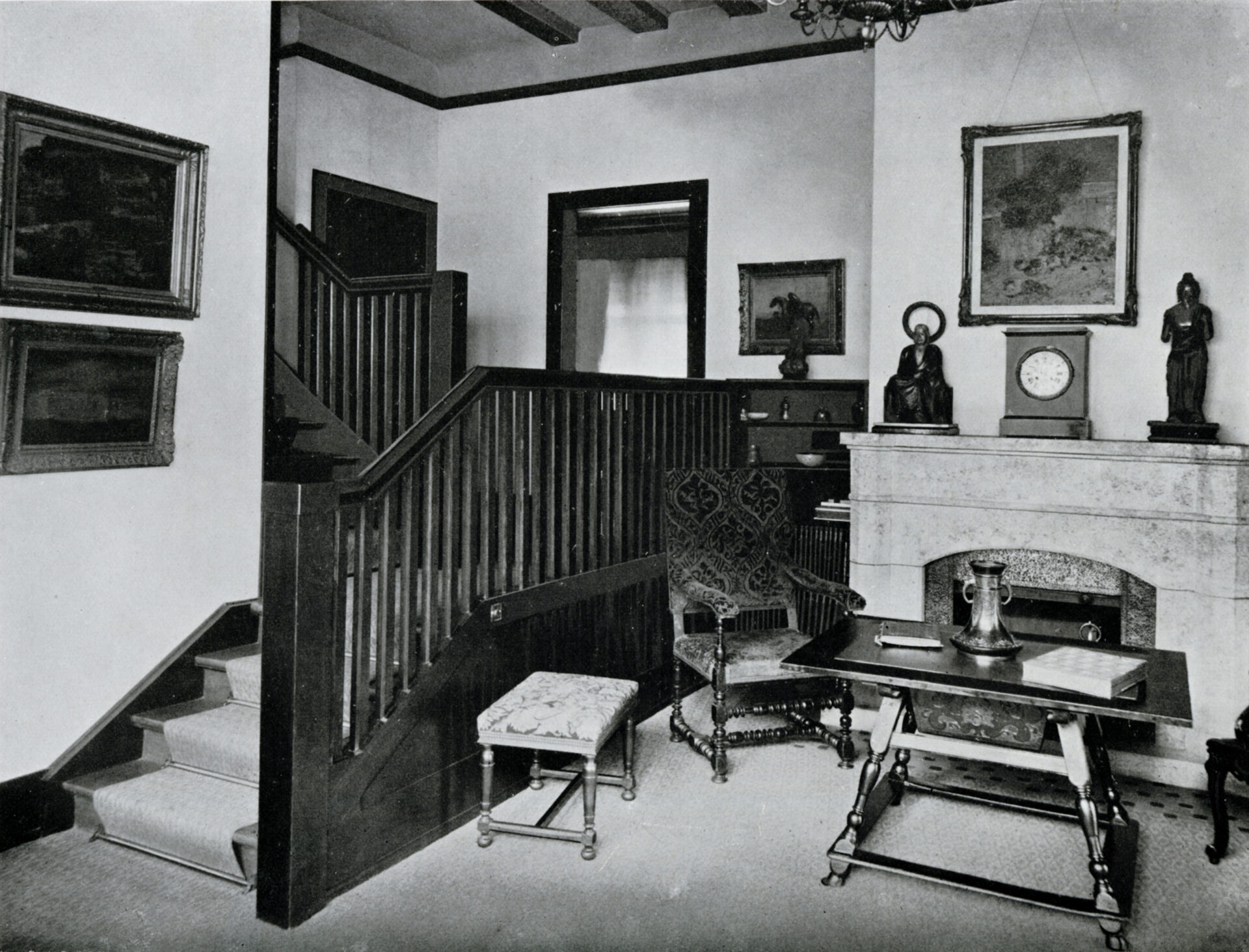 Diele im Haus Roederstein-Winterhalter, Abb. in Wohnungskunst, 1. Jg., 1909-10, erstes Oktoberheft, S. 258