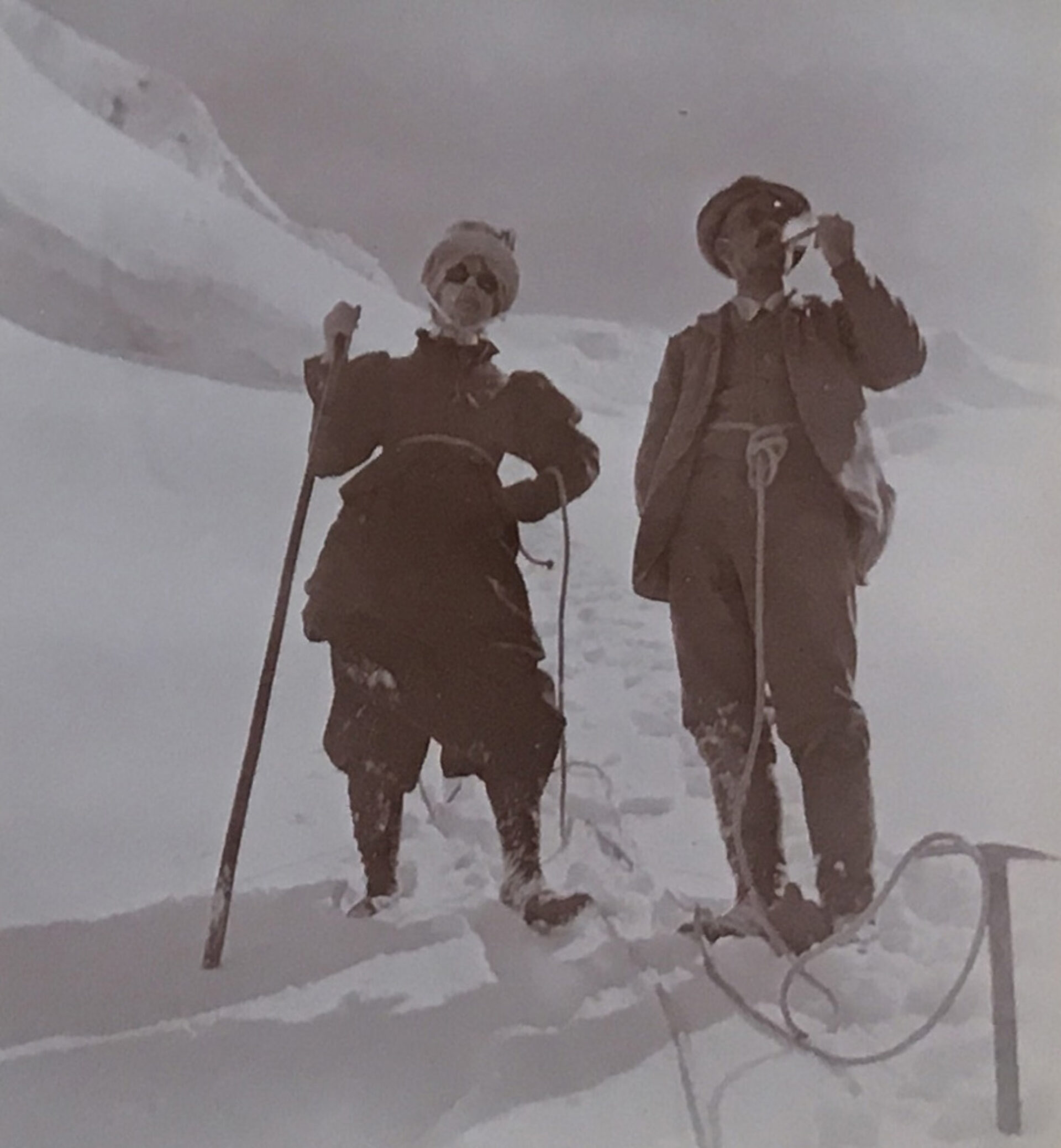 Elisabeth Winterhalter mit Gletscherbrille am Seil eines Bergführers während des Aufstiegs auf den Piz Glüschaint, Oberengadin, Schweiz, 3. September 1898, Fotografie