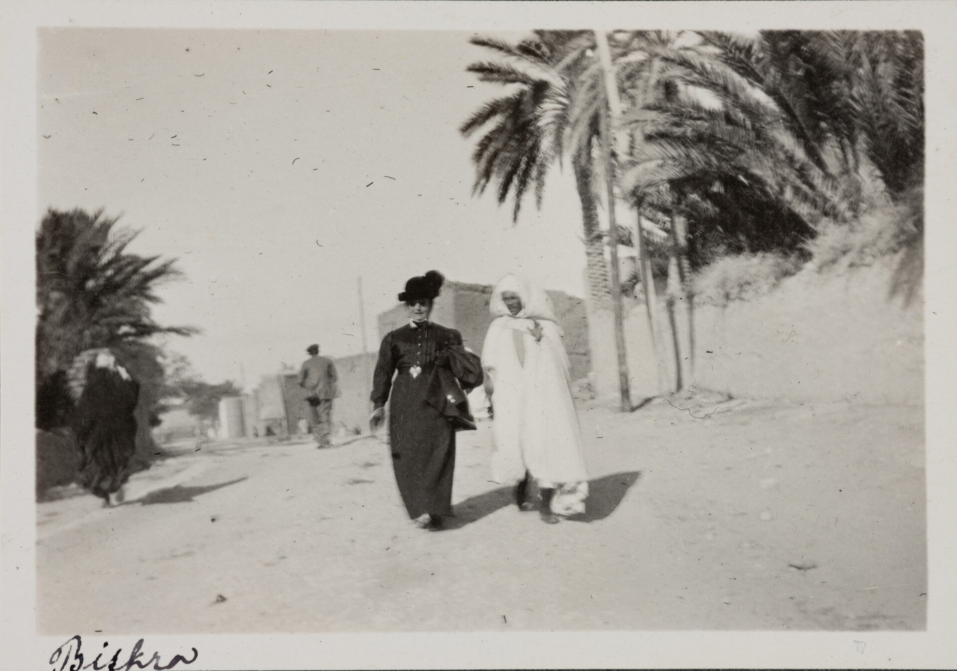 Elisabeth Winterhalter mit einem einheimischen Begleiter in Biskra, Algerien, 22. November – 22. Dezember 1913, Fotografie