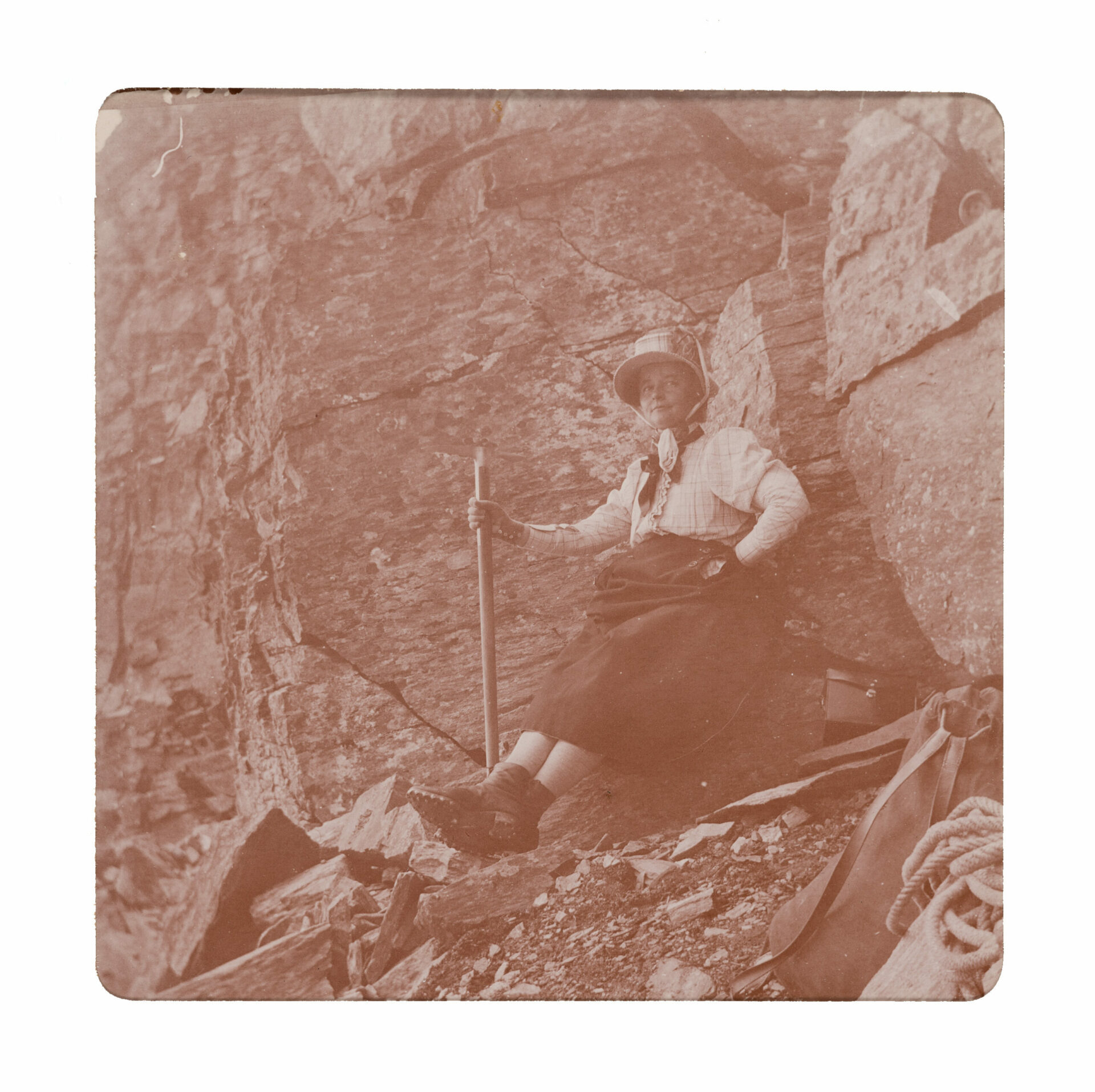 Elisabeth Winterhalter rastend bei Aufstieg auf den Piz de la Margna, Oberengadin, Schweiz, 28. August 1898, Fotografie