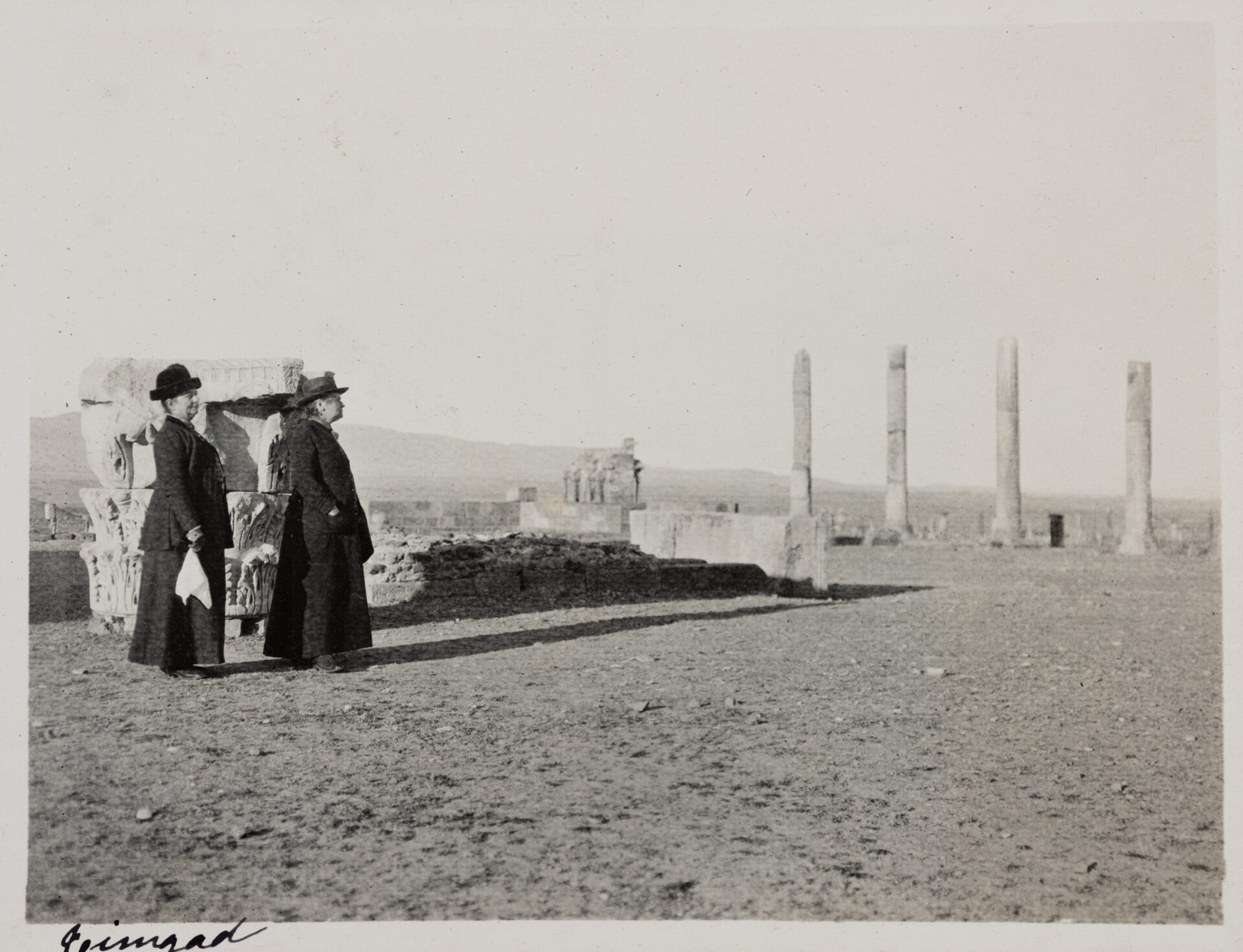 Elisabeth Winterhalter und Ottilie W. Roederstein in der Ruinenstadt Timgad, Algerien, 22. November – 22. Dezember 1913, Fotografie