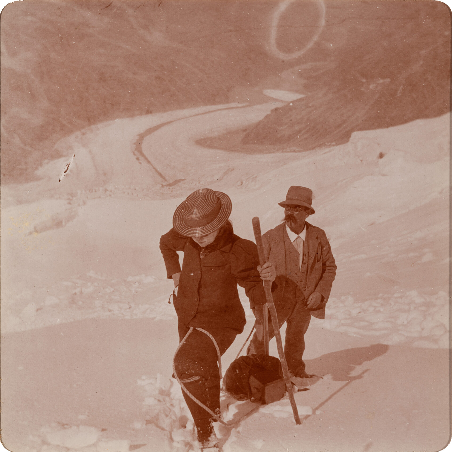 Ottilie W. Roederstein am Seil eines Bergführers beim Aufstieg auf den vergletscherten Piz Glüschaint, Oberengadin, Schweiz, 3. September 1898, Fotografie
