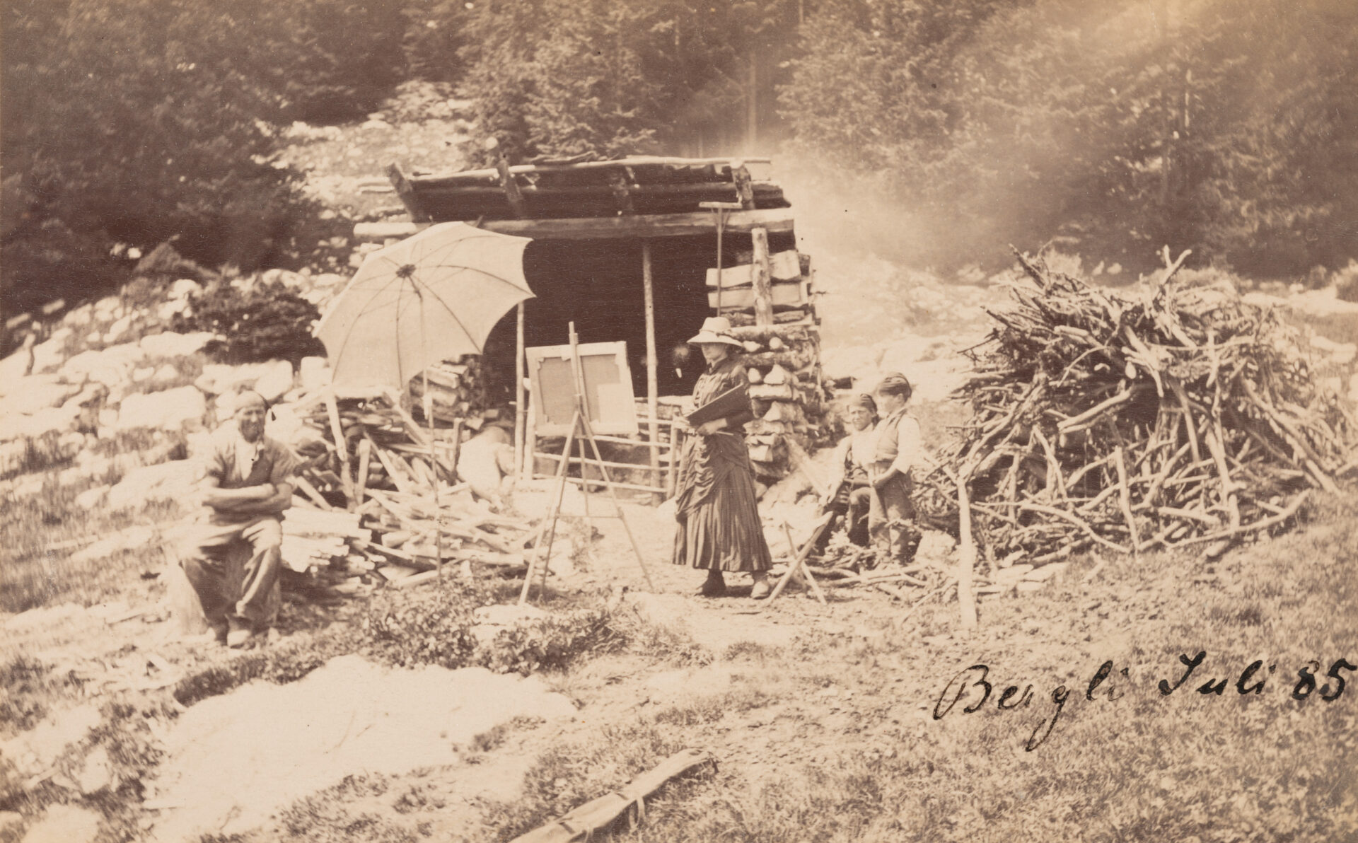 Ottilie W. Roederstein beim Malen in den Bergen, Bergli (), Schweiz, Juli 1885, Fotografie
