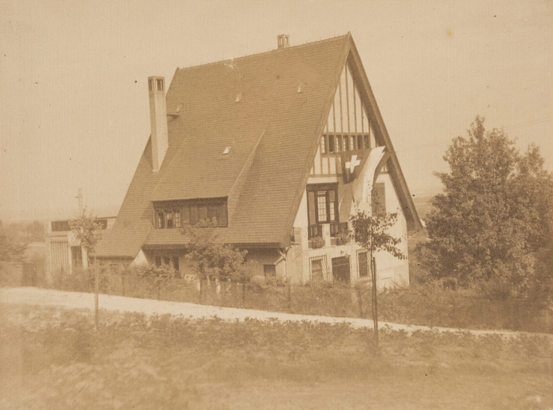 Roedersteins Wohnhaus mit gehisster Schweizer Fahne, Hofheim am Taunus, undatiert, Fotografie
