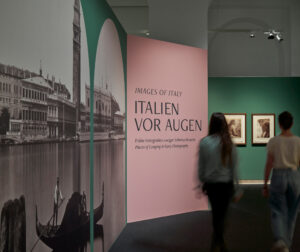 Ausstellungsansicht „Italien vor Augen. Frühe Fotografien ewiger Sehnsuchtsorte“, Foto Städel Museum – Norbert Miguletz
