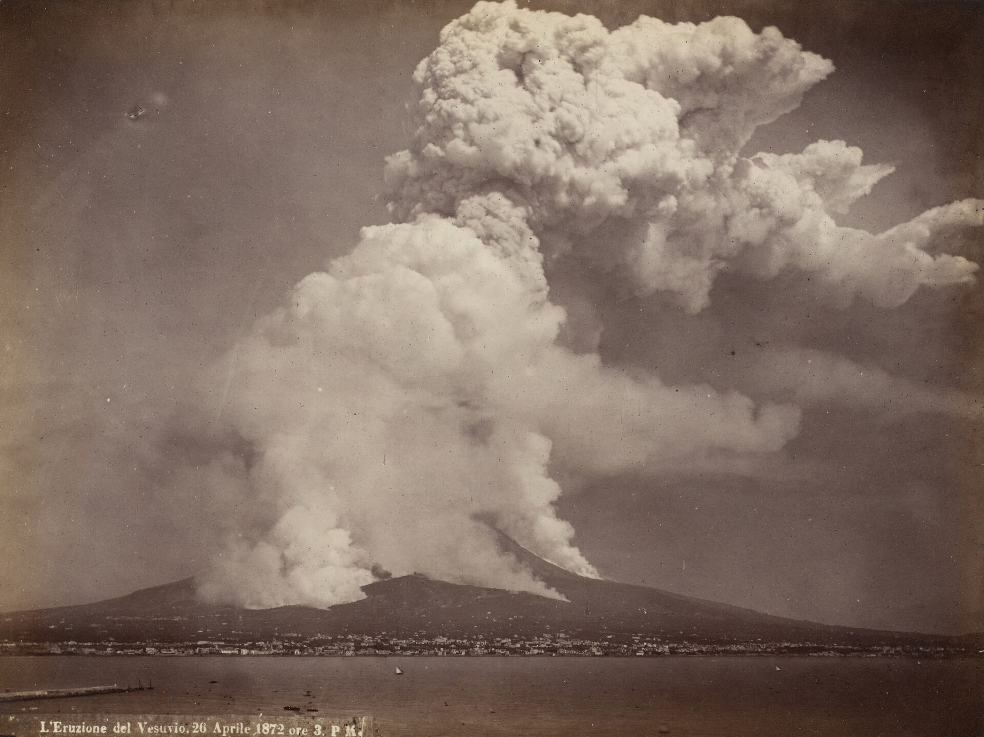 Giorgio Sommer, Neapel Der Ausbruch des Vesuvs am 26. April 1872, 15 Uhr , 1872, Städel Museum, Frankfurt am Main, Public Domain