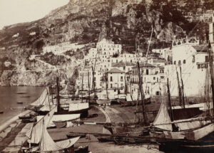 Giorgio Sommer, Amalfi: Uferpromenade, um 1860–1870, Albuminpapier auf Karton, Städel Museum, Frankfurt am Main, Public Domain