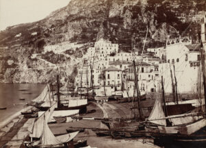 Giorgio Sommer, Amalfi: Uferpromenade, um 1860–1870, Albuminpapier auf Karton, Städel Museum, Frankfurt am Main, Public Domain