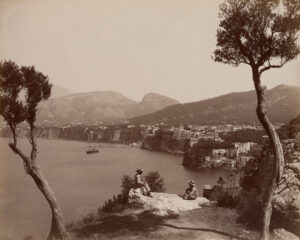 Giorgio Sommer, Sorrent: Blick auf die Stadt aus westlicher Richtung, um 1880–1890, Albuminpapier auf Karton, Städel Museum, Frankfurt am Main, Public Domain