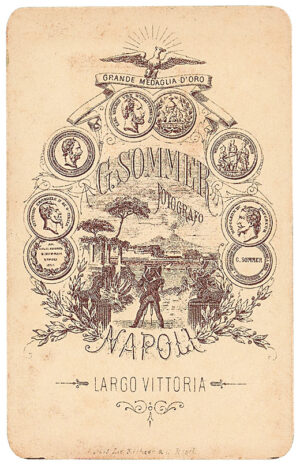 Rückseite einer Carte-de-visite des Ateliers Giorgio Sommer, Neapel, 1868–1873, Münchner Stadtmuseum, Sammlung Fotografie, München