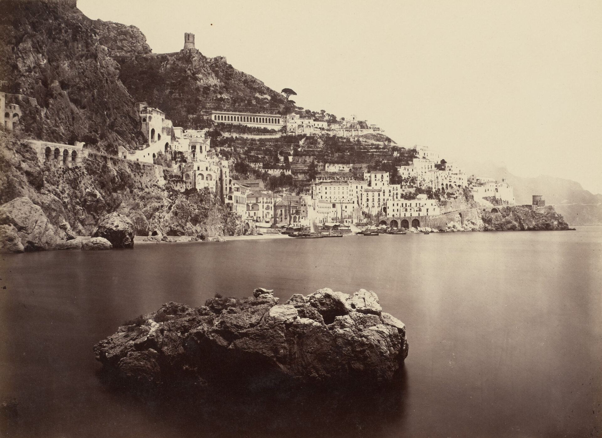 Giorgio Sommer, Amalfi, Blick von der Küste, um 1860–1870, Albuminpapier auf Karton, Städel Museum, Frankfurt am Main, Public Domain