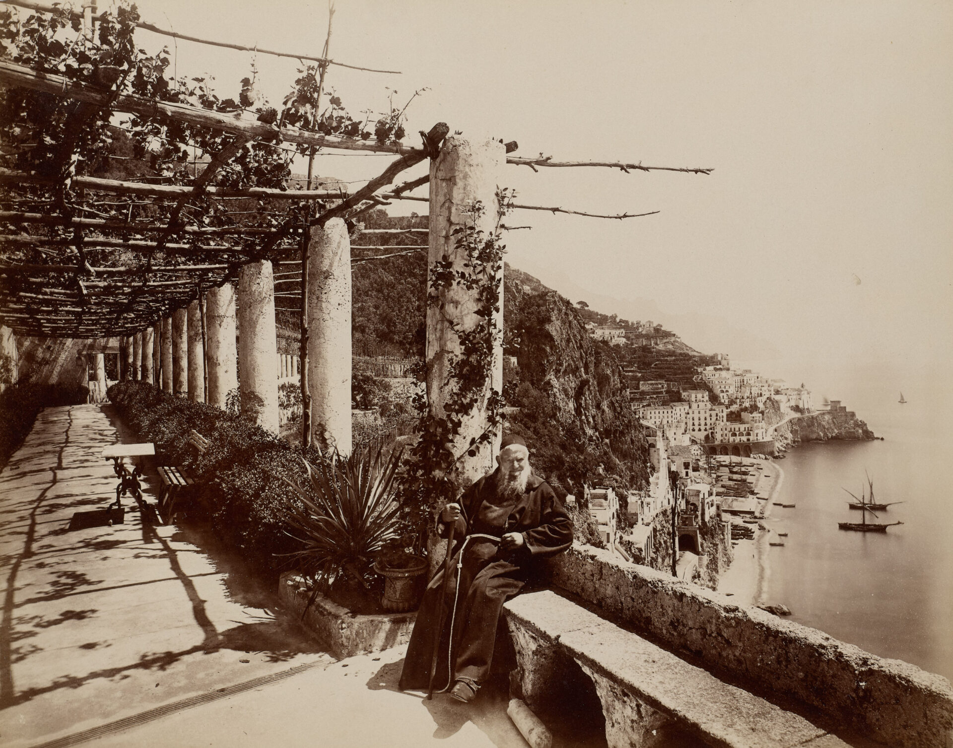 Giorgio Sommer, Amalfi, Grand Hôtel, vormals Convento dei Cappuccini, um 1880–1890, Albuminpapier auf Karton, Städel Museum, Frankfurt am Main, Public Domain