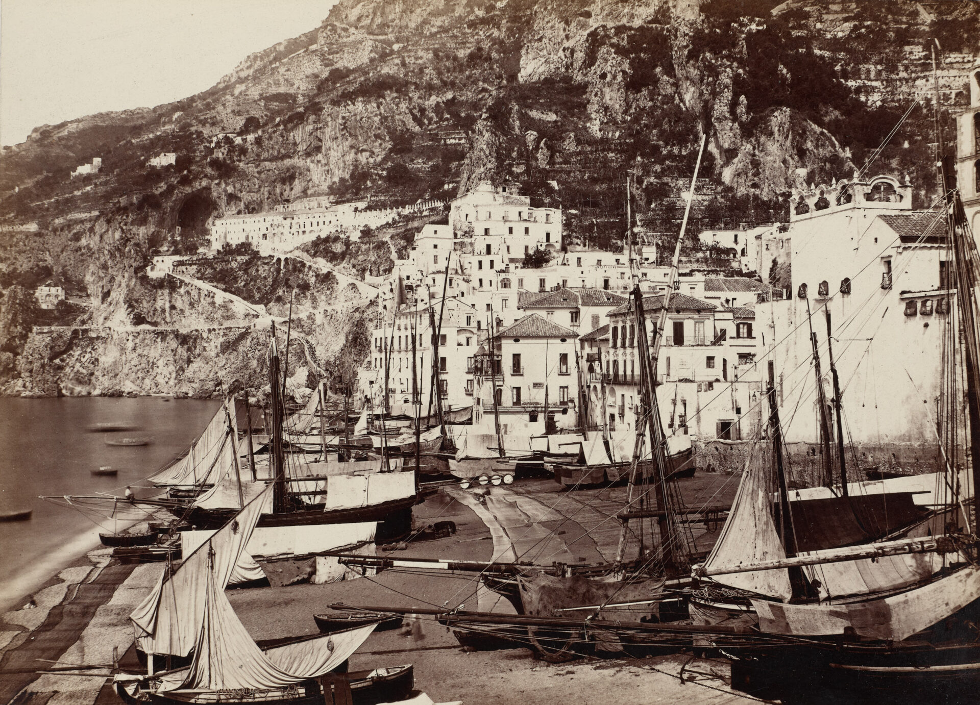 Giorgio Sommer, Amalfi, Uferpromenade, um 1860–1870, Albuminpapier auf Karton, Städel Museum, Frankfurt am Main, Public Domain