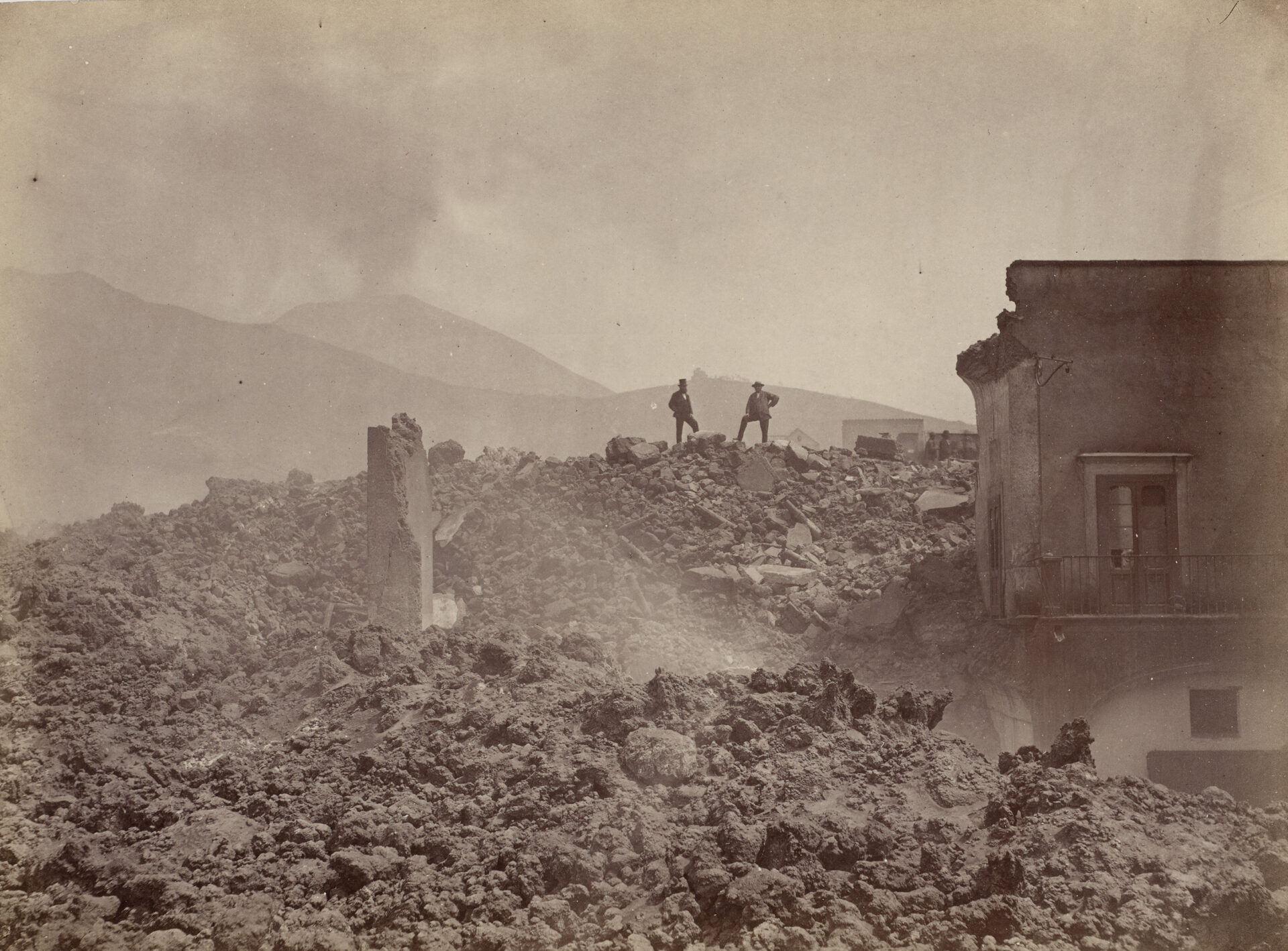Giorgio Sommer, Neapel, Ruine in San Sebastiano al Vesuvio, 187273, Albuminpapier auf Karton, Städel Museum, Frankfurt am Main, Public Domain