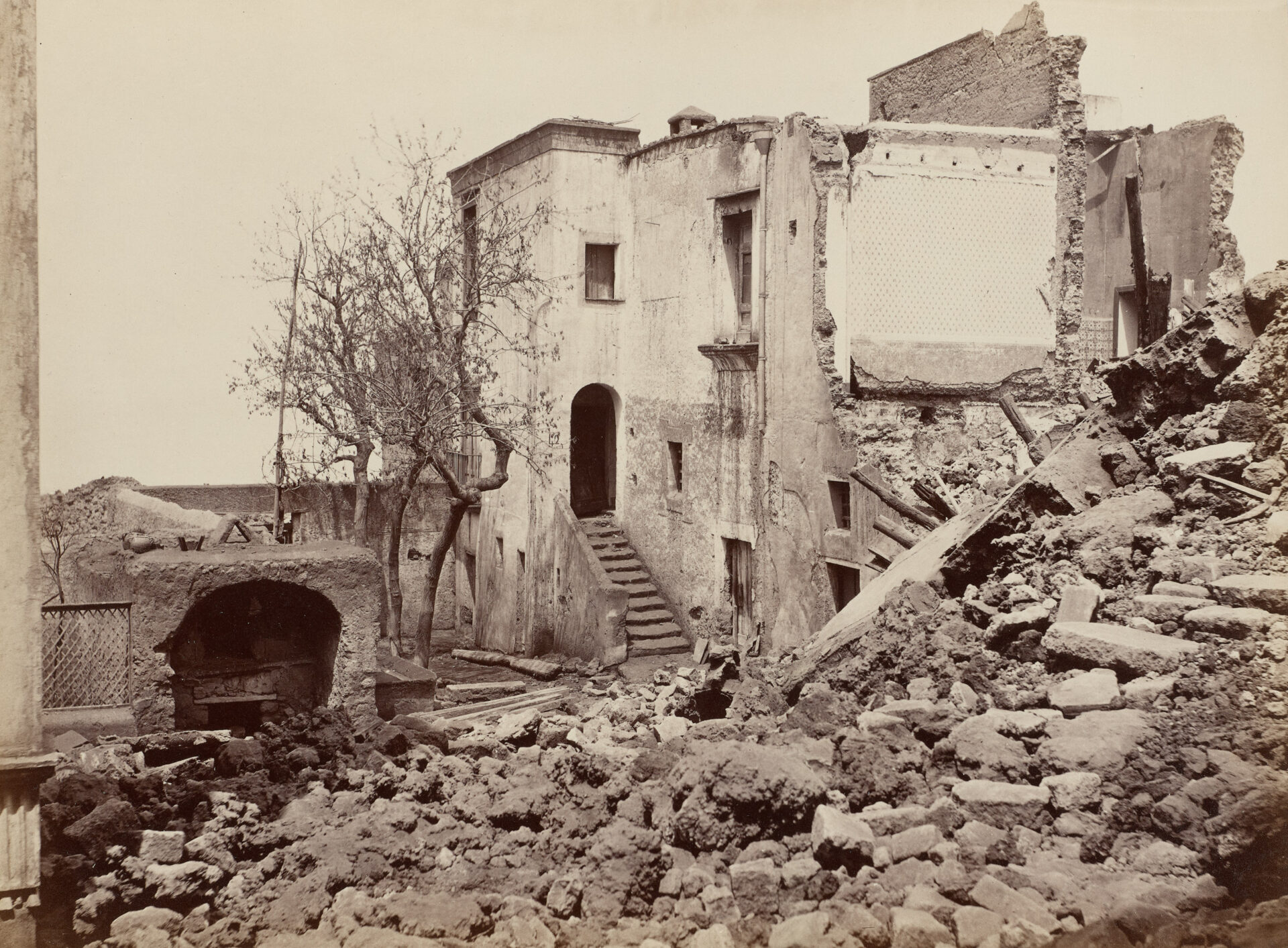 Giorgio Sommer, Neapel, Ruinen in San Sebastiano al Vesuvio, 1872-73, Albuminpapier auf Karton, Städel Museum, Frankfurt am Main, Public Domain