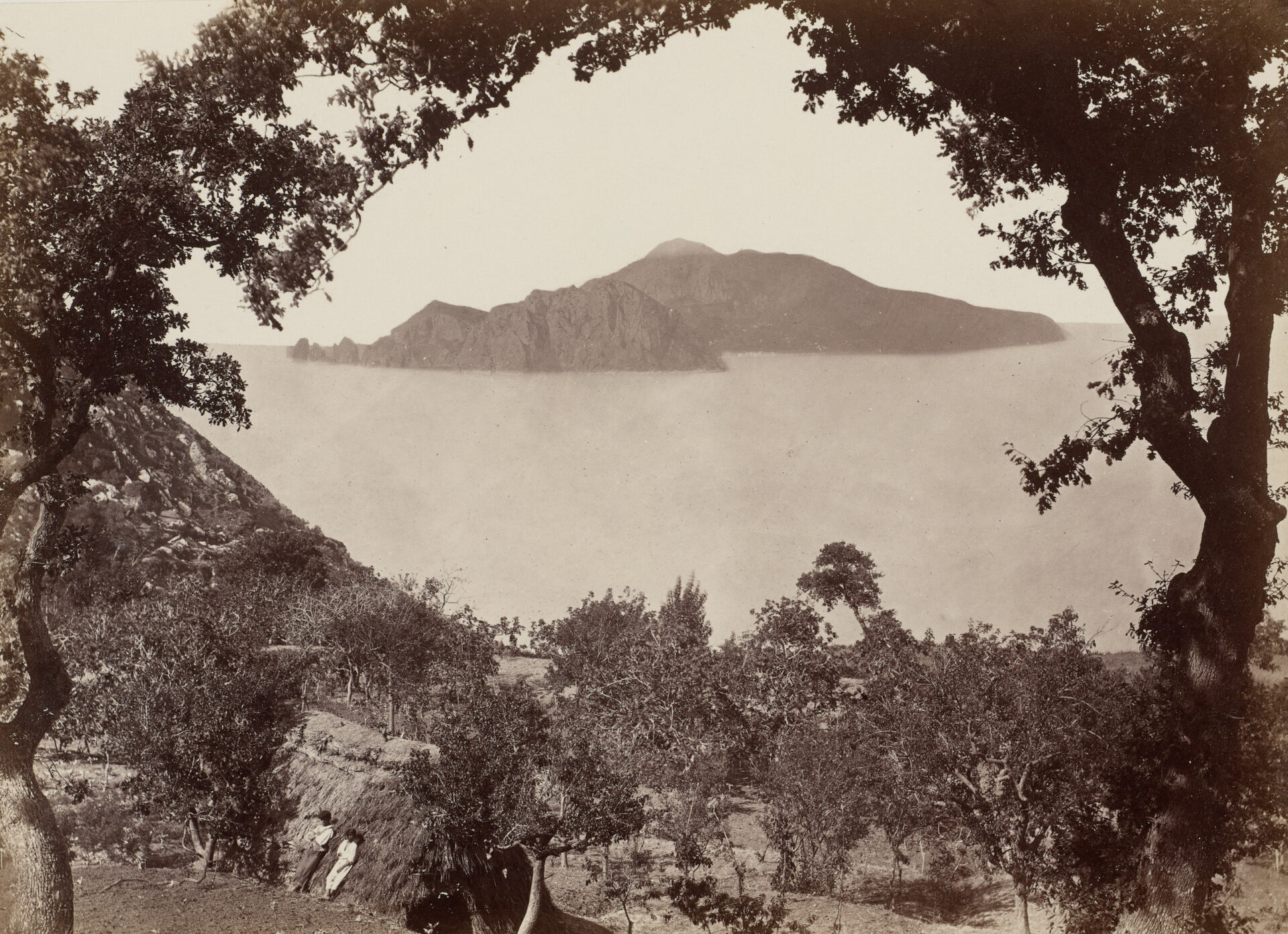Giorgio Sommer, Sorrent, Blick auf Capri von Massa Lubrense aus, um 1860–1865, Albuminpapier auf Karton, Städel Museum, Frankfurt am Main, Public Domain