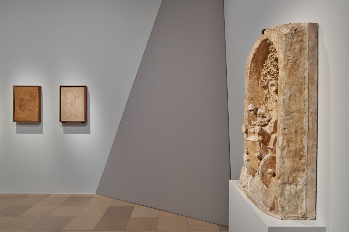 Ausstellungsansicht Herausragend Das Relief von Rodin bis Picasso Staedel Museum Foto Norbert Miguletz