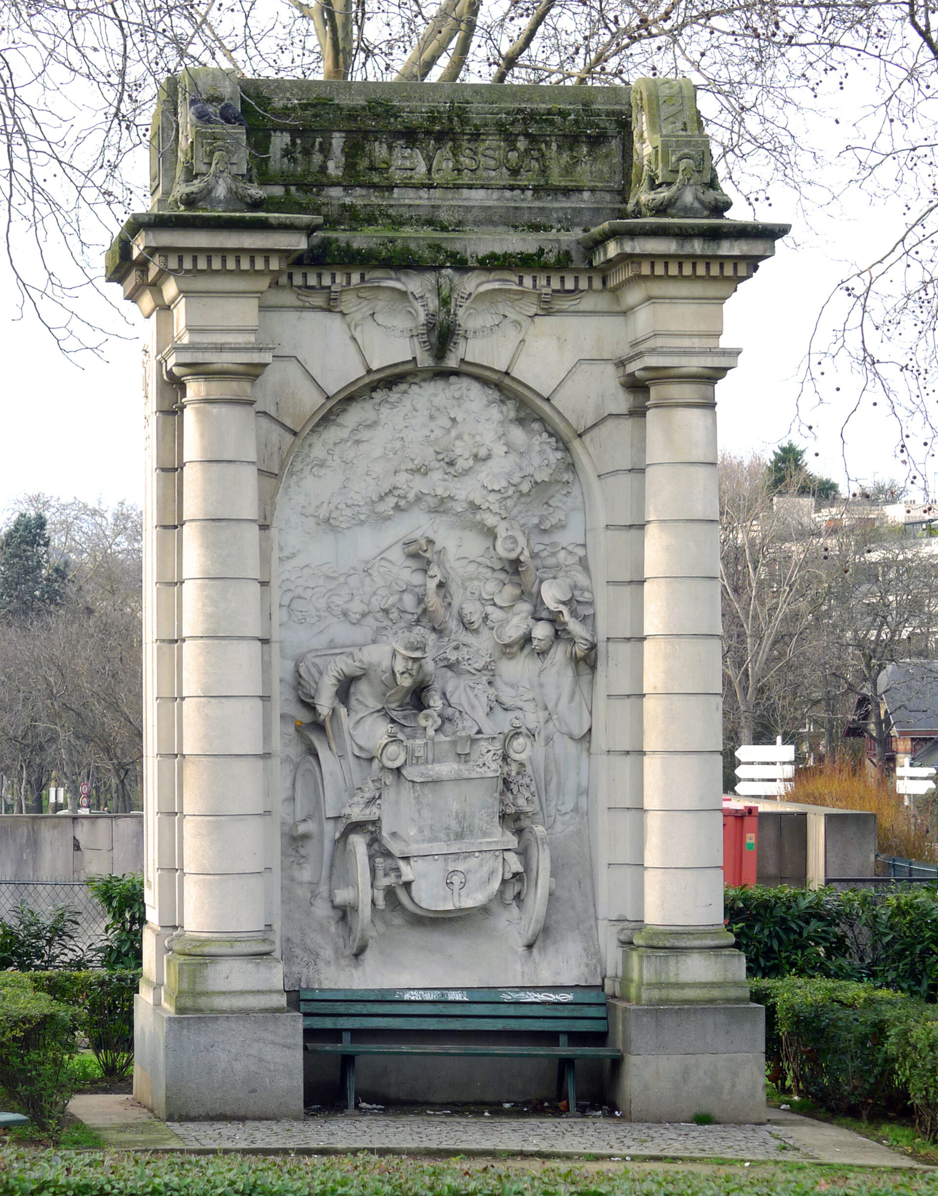 Camille Lefevre nach Jules Dalou Denkmal fuer Emile Levassor 1907 Marmor Porte Maillot Paris