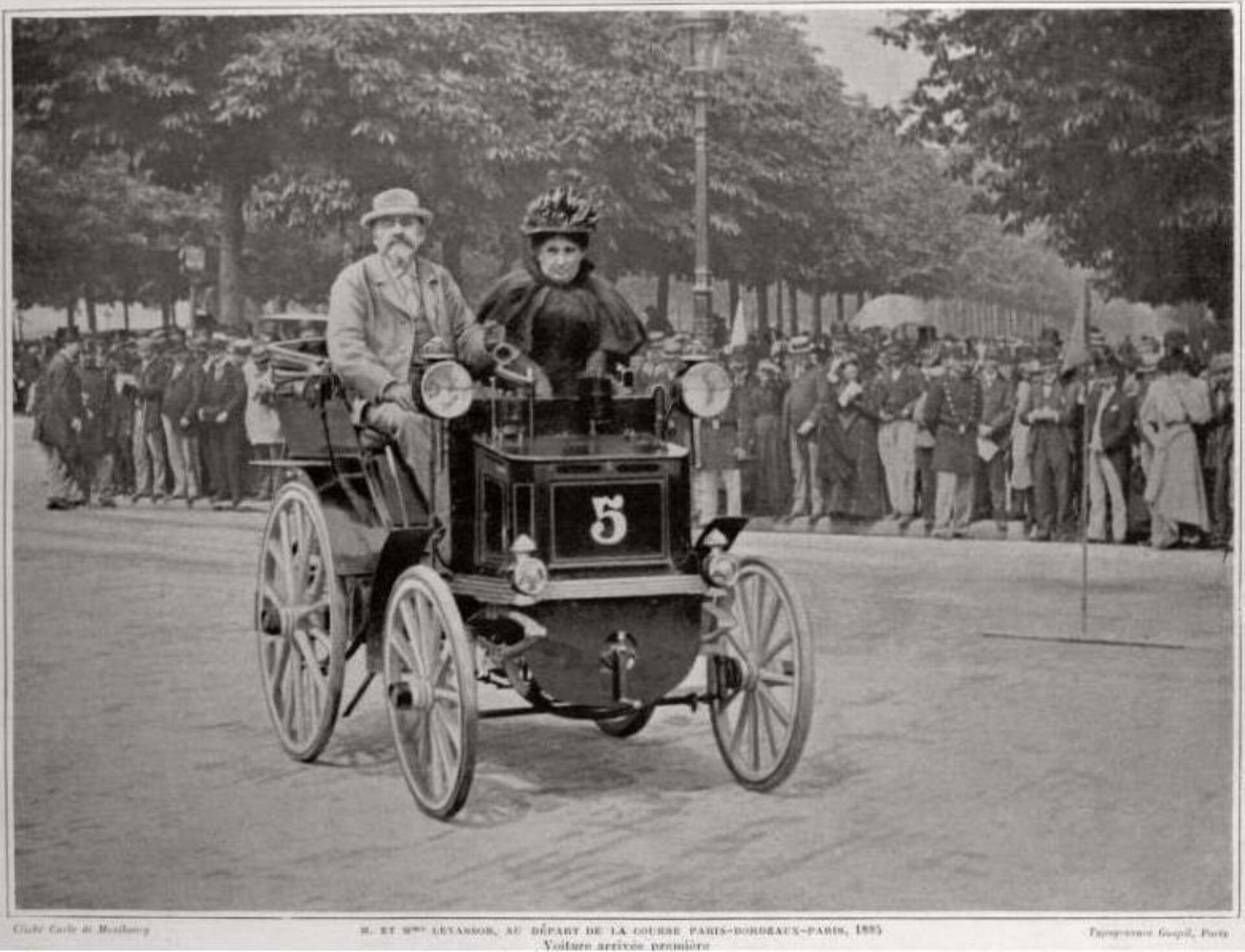 Emile Levassor und Louise Sarazin Levassor beim Start des Rennens Paris Bordeaux Paris 1895