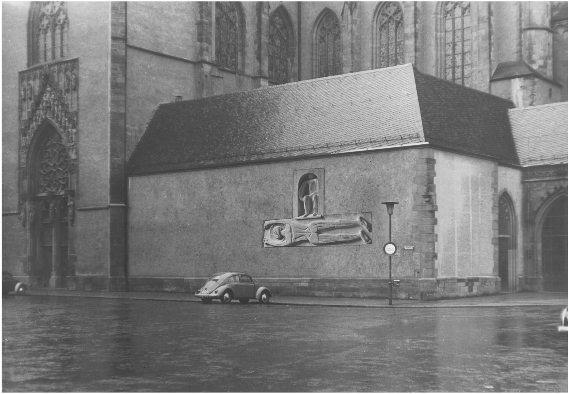 Blick auf Hans Mettels Relief des Heiligen Bartholomaeus und des Koenig Astyages 1955 56 Dom Frankfurt am Main Fotografie Staedel Archiv