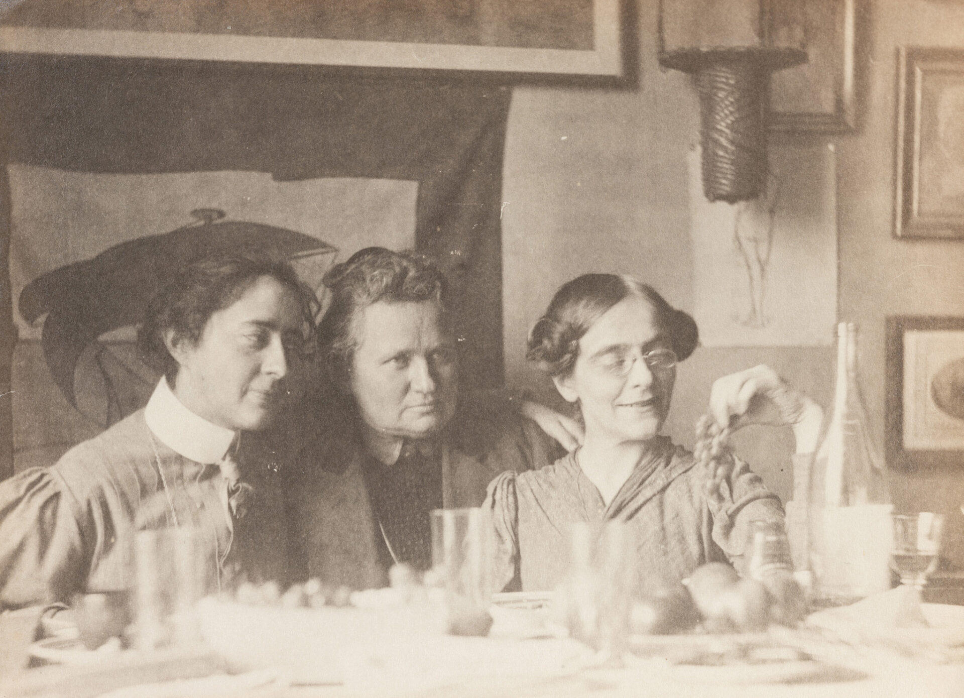 St presse Archiv Mathilde Battenberg Ottilie W Roederstein und Ida Gerhardi in Roedersteins Pariser Atelier